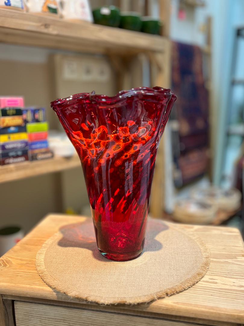 گلدان کنار سالنی شیشه ای